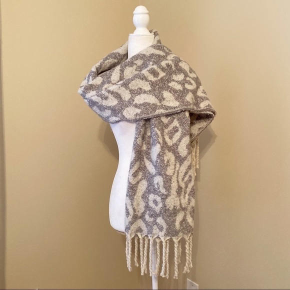 New Directions NWT Fringe Leopard Gray Scarf Wrap - Picture 6 of 12